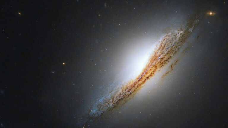 Hubble Telescope reveals a rare galaxy with a luminous heart (photo)_651f2d7822416.jpeg