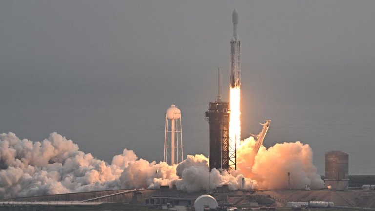 SpaceX Falcon Heavy rocket launches NASA’s Psyche probe to bizarre metal asteroid (video)_652957d05d4bf.jpeg