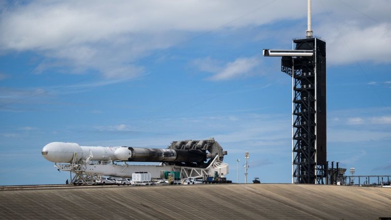 SpaceX rolls out Falcon Heavy rocket for Psyche asteroid mission launch (photos)_6526ab0aceaa5.jpeg