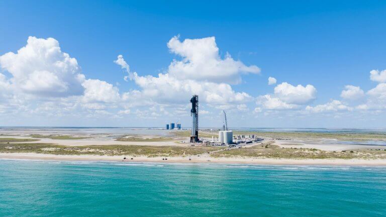 SpaceX’s giant Starship vehicle towers above turquoise waters in gorgeous photo_651c8e1171807.jpeg