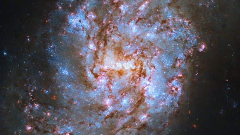 Star-studded snake-like galaxy shines in gorgeous Hubble Telescope photo_6521ad0c12f89.jpeg