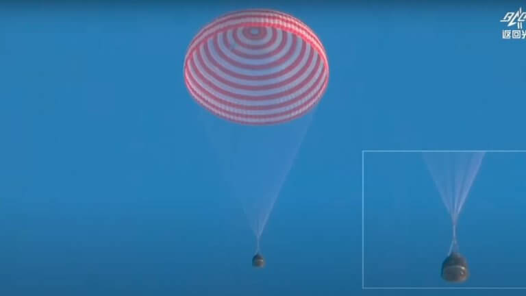 China’s Shenzhou 16 astronauts apparently landed with a ripped parachute (photo)_654408b053901.jpeg