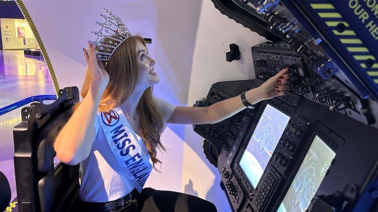 Miss England ‘flies’ Boeing Starliner spaceship at NASA’s Kennedy Space Center_654513ce832b4.jpeg