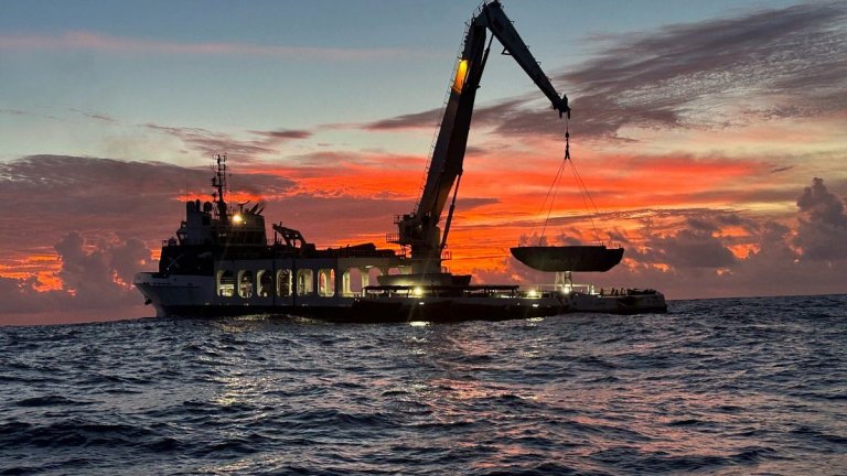 SpaceX fishes Falcon 9 payload fairing out the sea at sunrise (photo)_654a478bcb93c.jpeg