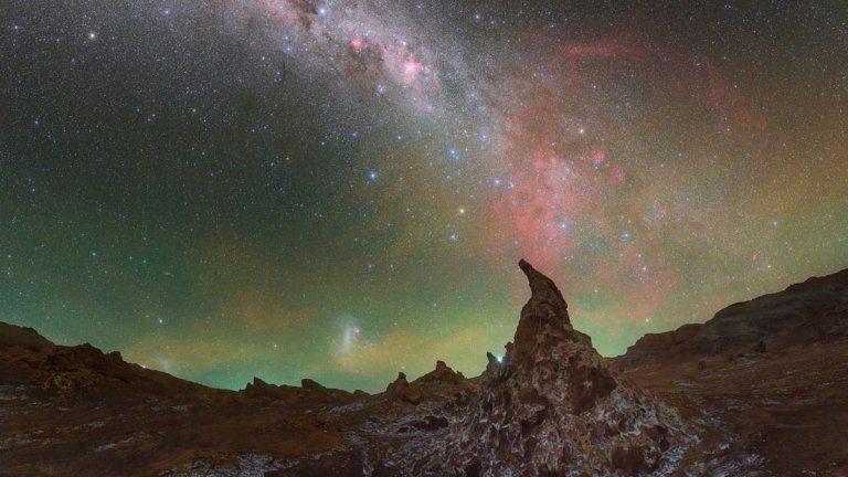 The Milky Way lights up the ‘Valley of the moon’ in magical new night sky photo_6568d5314b256.jpeg