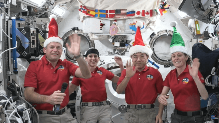 Astronauts in space beam holiday wishes to Earth for Christmas (video)_6589c5f7d23dd.png