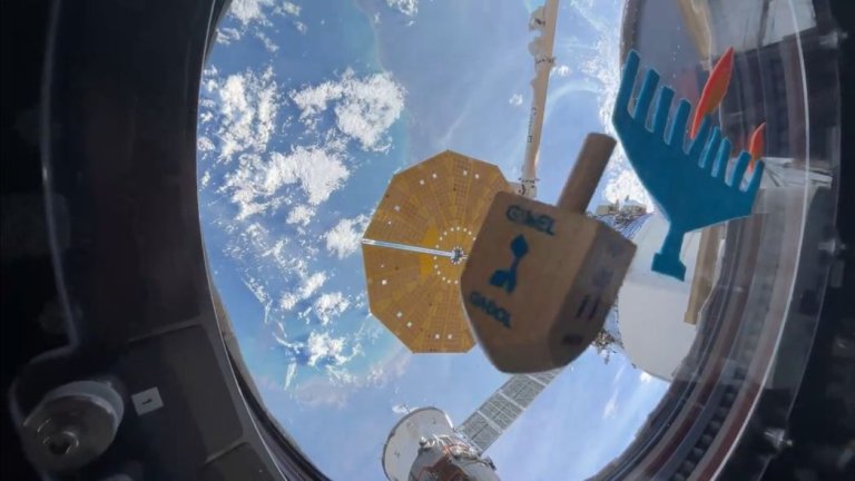 NASA astronaut spins the dreidel for Hanukkah aboard International Space Station (video)_65776ea304f74.jpeg