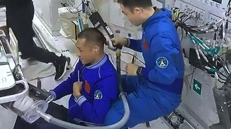 Watch Chinese astronauts get haircuts aboard Tiangong space station (video)_65821fbd9d7b0.jpeg