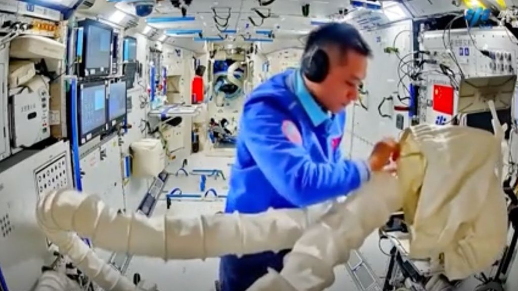 Chinese astronauts check out newly delivered space station supplies (video)_65b0a440b473a.jpeg