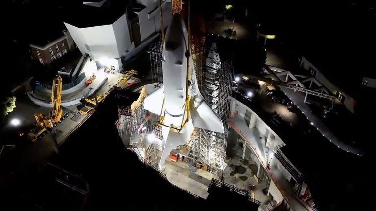 Endeavour lifted onto space shuttle stack for California Science Center exhibit (video)_65b97bcb43045.jpeg