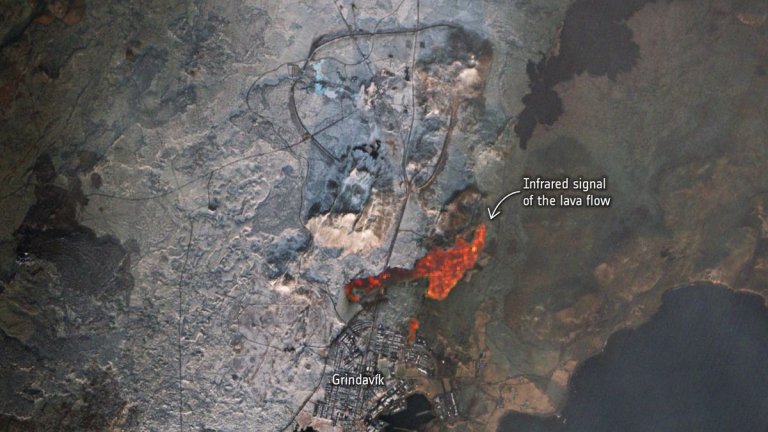 Satellites watch Iceland volcano spew lava towards fishing village (photo)_65aa131725ef7.jpeg