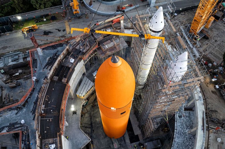 Watch a crane lift space shuttle Endeavour into place for museum exhibit early Jan. 30 (video)_65b89a760e088.jpeg