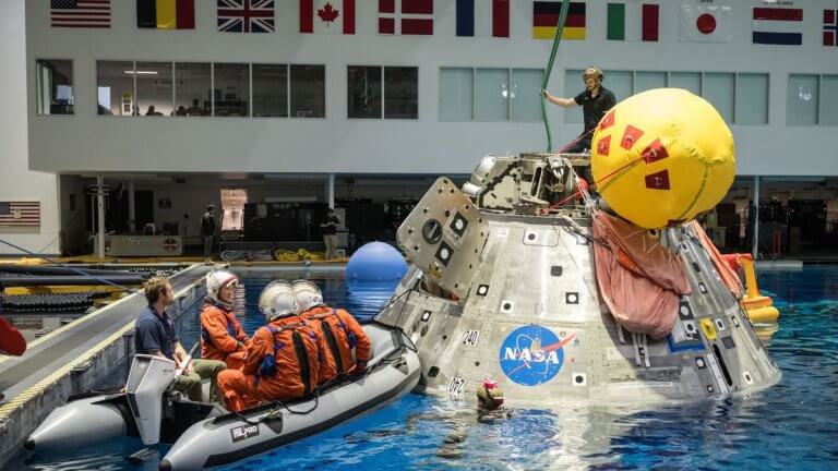 Artemis 2 moon astronauts dive into giant NASA pool for splashdown training (photos)_65bd3eec0e2da.jpeg