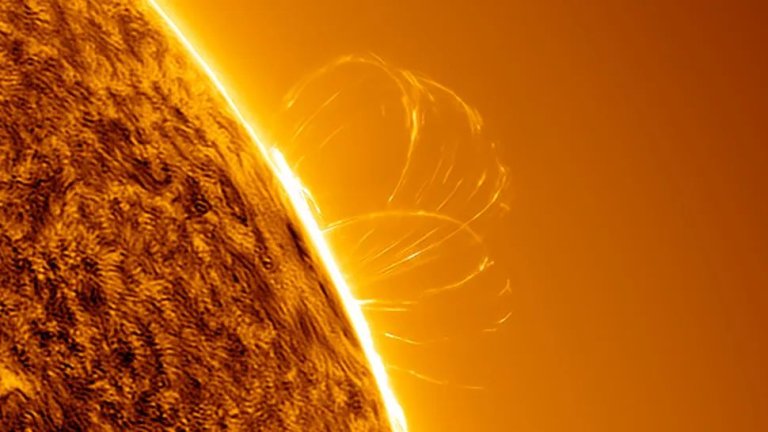 Ghostly plasma loops linger on the sun after massive solar explosion (photos)_65be9003e5e13.jpeg