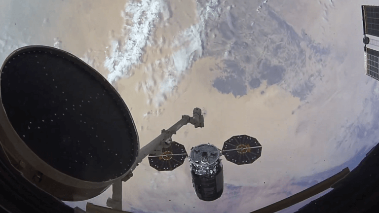 ISS astronauts show what it’s like to capture a spacecraft with a robotic arm (video)_65cfccfa43fa5.png