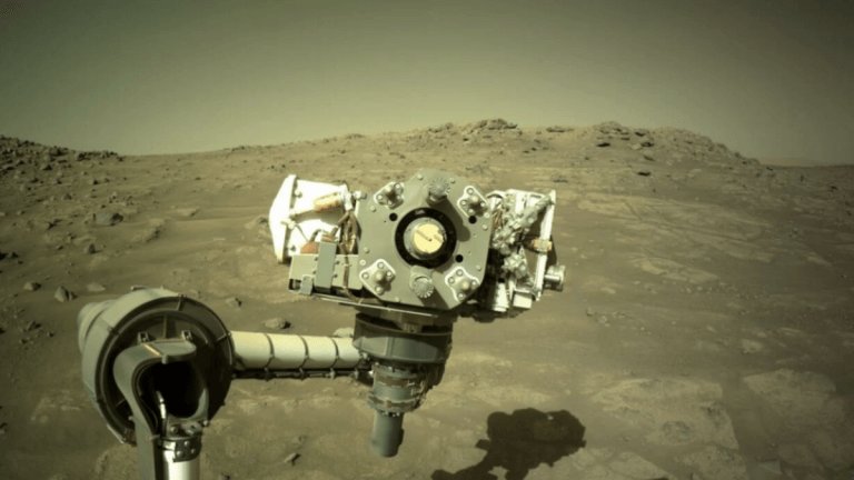 NASA rover finds damaged helicopter in the middle of Mars desert_65c7e4888b1d2.png