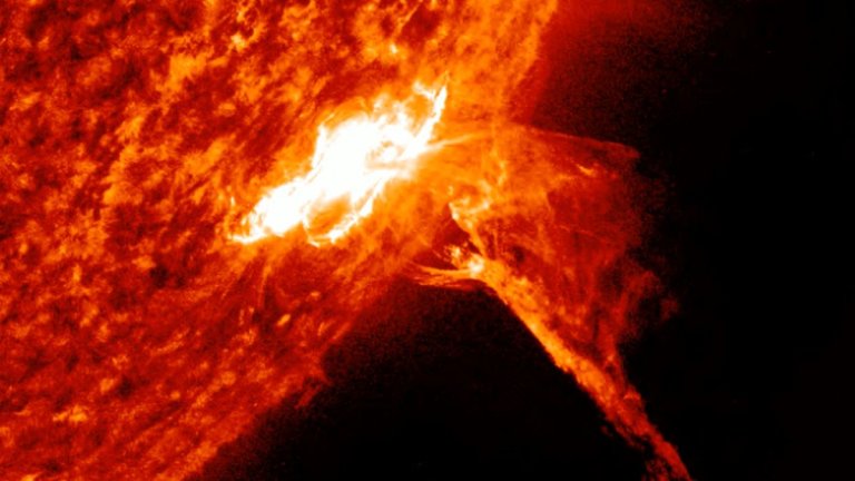 Powerful solar flare unleashes colossal plasma plume, sparks radio blackouts across South Pacific (video)_65c2752bc1591.jpeg