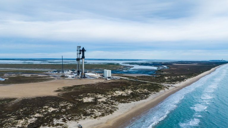 SpaceX stacks giant Starship rocket ahead of 3rd test flight (video, photos)_65cbee29e6bfa.jpeg