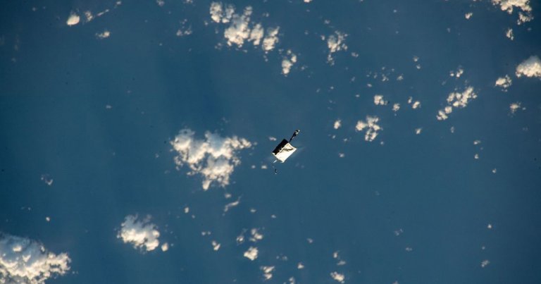 Astronaut Tried to Photograph Mt. Fuji, Snapped Picture of Space Junk Instead_6604360304e73.jpeg