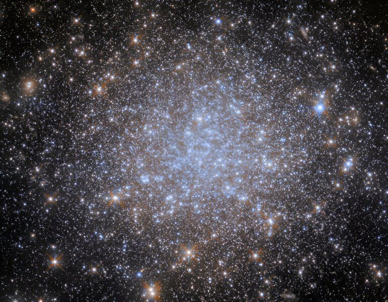 Hubble captures dense globular cluster NGC 1841_65e33f4e9f254.jpeg