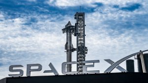 SpaceX stacks Starship ahead of 3rd test flight (photos)_65f0e68a03875.jpeg