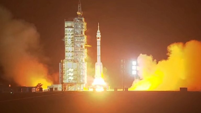 China launches 3 astronauts to Tiangong space station on Shenzhou 18 mission (video)_662a6095b72e4.jpeg