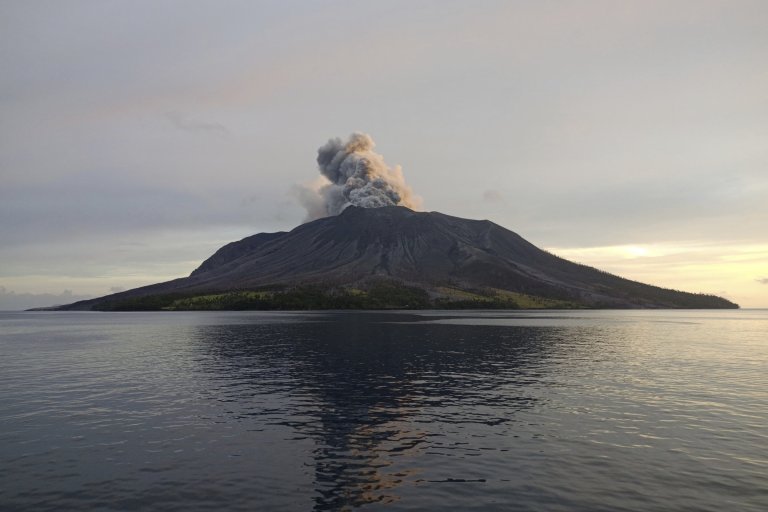 More than 2,100 people are evacuated as an Indonesian volcano spews clouds of ash_6623d85ac830f.jpeg