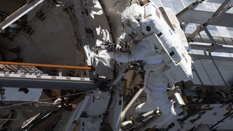 NASA astronaut Loral O’Hara missed the total solar eclipse, but saw Earth ‘moving’ below her during spacewalk (photos)_661d8e8e177c4.jpeg