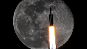 SpaceX Falcon Heavy rocket photobombs the moon in incredible award-winning shot_660b2be78bc01.png