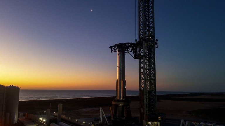 SpaceX moves Super Heavy booster to pad ahead of 4th Starship flight (photos)_660f905055f6b.jpeg