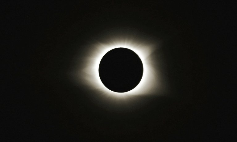 Video: Total solar eclipse seen from space_6616a957df3bf.jpeg