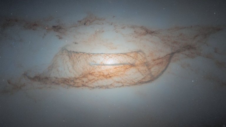 Dusty galaxy looks like a cosmic net in gorgeous new Hubble Telescope photo_66461025e0325.jpeg