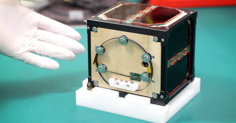 Japanese Scientists Show Off World’s First Wooden Satellite_6658960e8f30b.jpeg