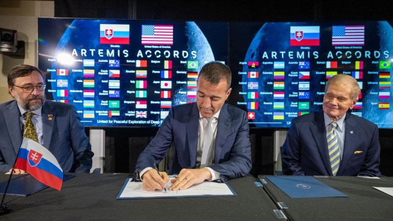 Peru and Slovakia sign the Artemis Accords for peaceful moon exploration_665a470ab9176.jpeg