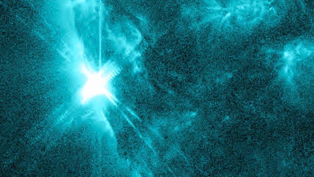 It’s back! Aurora-sparking sunspot returns for rare 3rd trip across the sun, firing off explosive solar flare (video)_667ad09c787d9.jpeg