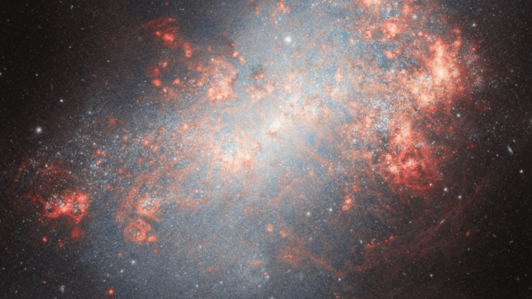 See a starburst galaxy, ablaze with explosive star birth, devouring dwarf galaxies (video)_667ce92c558c7.png