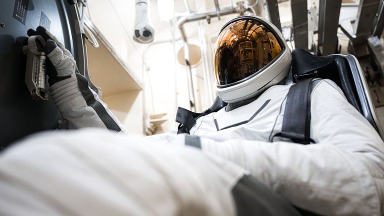 Polaris Dawn crew shows off new SpaceX spacesuits for 1st private spacewalk (photos)_669af009e85de.jpeg