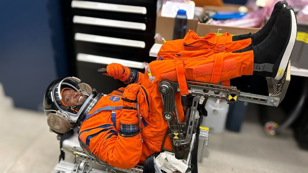 Snazzy spacesuit! Artemis 2 moon mission backup astronaut Andre Douglas tries on his lunar duds (photos)_66999e97dfa24.jpeg