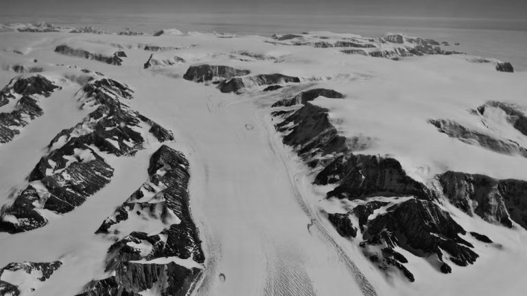 We used 1,000 historical photos to reconstruct Antarctic glaciers before a dramatic collapse_66aac2380ea1e.jpeg