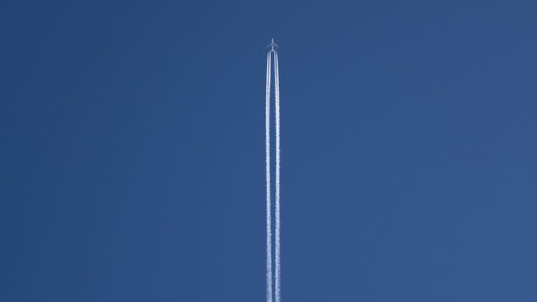 Airplane contrails are a tricky, and surprising, contributor to global warming_66bbe59873116.jpeg