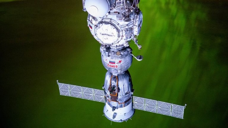 Astronaut captures gorgeous green aurora shining behind Russian spacecraft docked at ISS (photo)_66b4dd858a8e1.jpeg