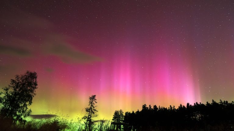 Auroral substorm sparks stunning northern lights visible at mid-latitudes (photos)_66cf3b61c9089.jpeg