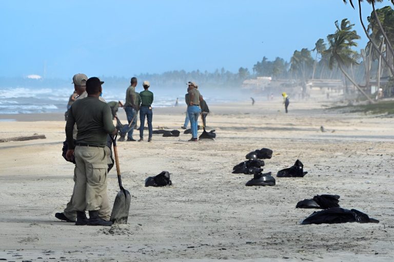 Oil spill hits beaches on Venezuela’s northwest coast_66c4af510dc9a.jpeg