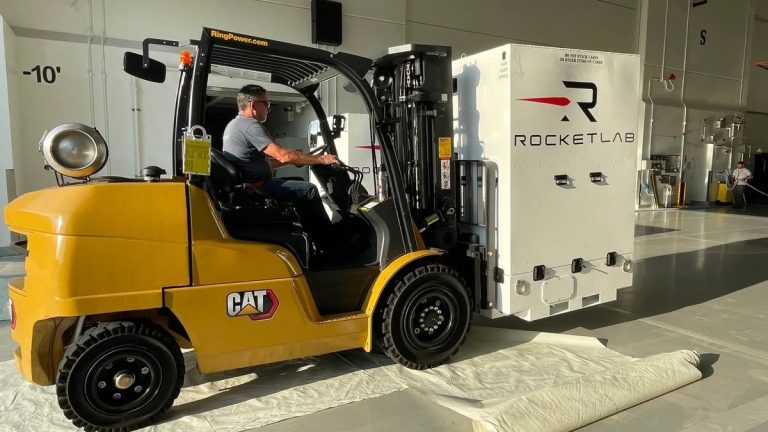 Rocket Lab’s Mars probes reach launch site ahead of 1st flight on Blue Origin New Glenn rocket (photos)_66d3a060de7ad.jpeg