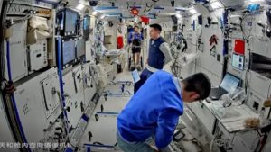 Watch Chinese astronauts conduct medical tests and grow plants in orbit (video)_66cf3b6cd1322.jpeg