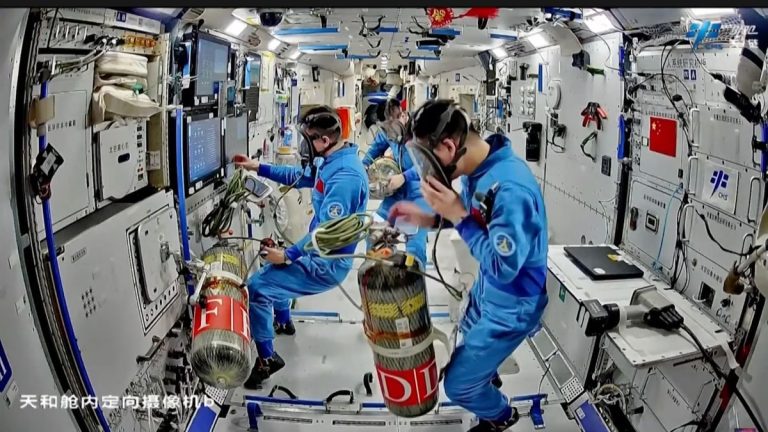 China’s astronauts conduct emergency drills and deploy payloads into space (video)_66f1e6664cc3a.jpeg