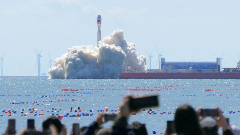 Chinese rocket launches 8 satellites to orbit from ship at sea (video, photos)_66f72c3f89202.jpeg