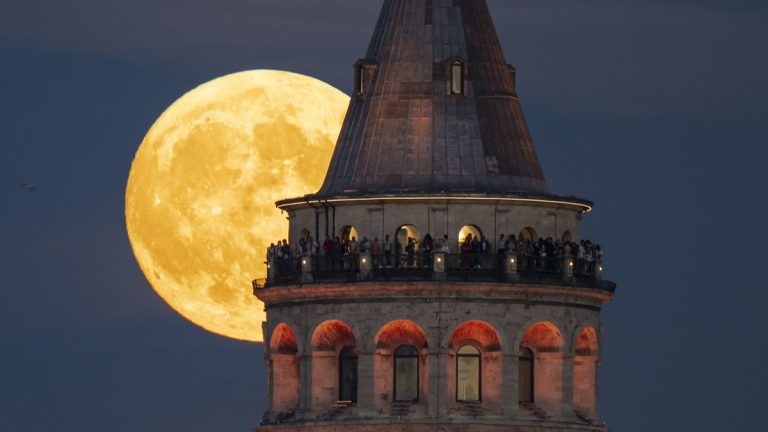 Harvest Moon Supermoon lunar eclipse delights skywatchers worldwide (photos)_66eade48be2a5.jpeg