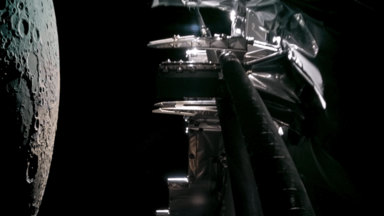 Spacecraft zooms by the moon, captures sci-fi footage_66db6db6b8b79.png