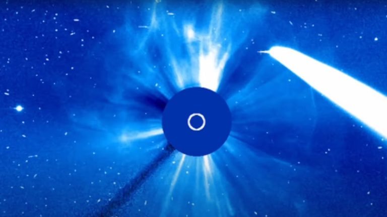 Comet Tsuchinshan-ATLAS photobombs SOHO spacecraft during powerful solar flare (video)_6706fe2ec28c5.jpeg